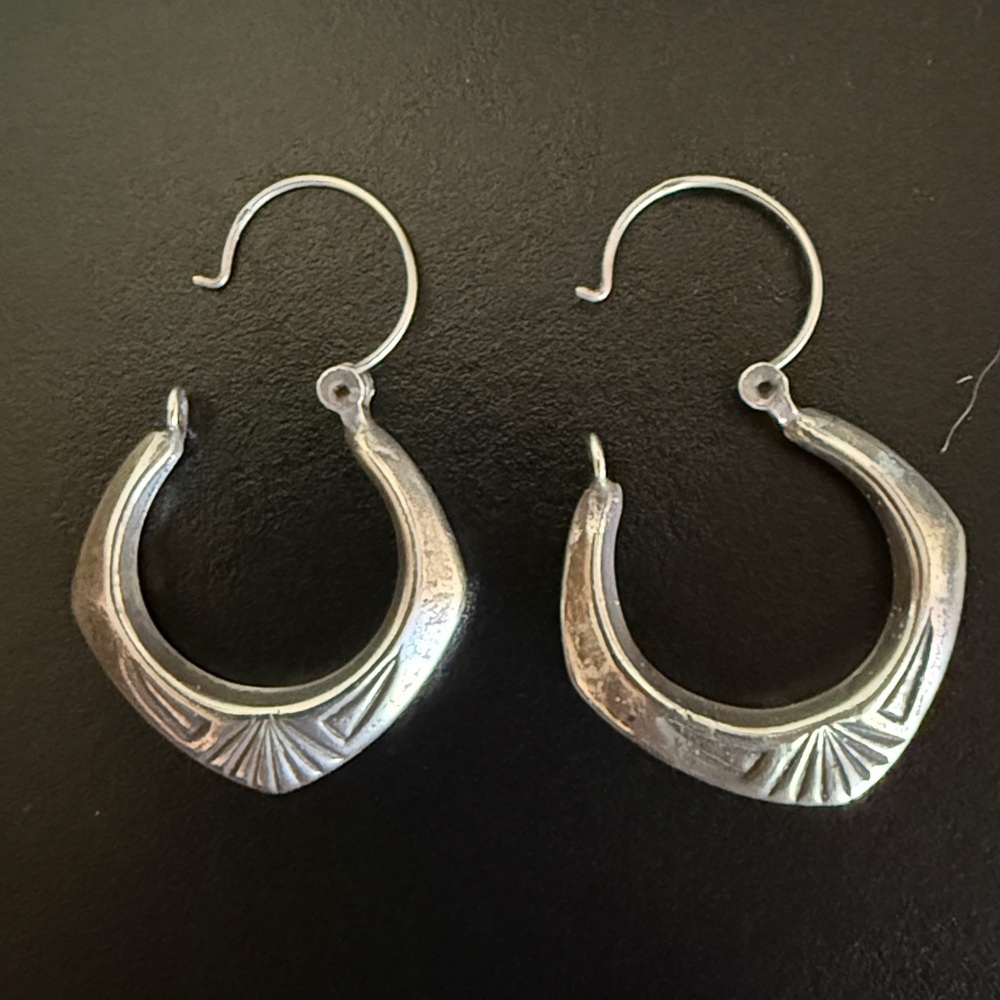 Vintage Handmade Silver Hoop Earrings with hammered detail - Picture 3 of 11